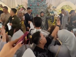 Pernikahan Viral, Bridesmaid Kejutkan Pengantin Bawa Buket Uang Raksasa