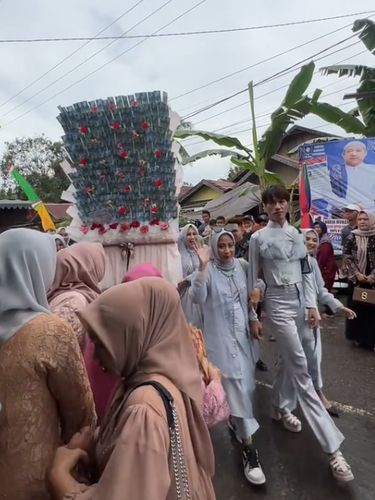 Viral aksi heboh bridesmaid yang kompak membawa buket bunga ukuran besar untuk pengantin mendadak jadi sorotan warganet