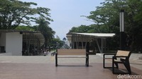Lampu-lampu serta gunung kecil dari karpet juga menghiasi monumen perjuangan ini. Selain itu ada juga bangku-bangku yang disediakan untuk masyarakat duduk bersantai.