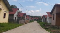 Pembangunan rumah untuk masyarakat berpenghasilan rendah (MBR) di sektor informal terus menjadi fokus perhatian pemerintah pusat dan daerah dalam membantu mereka tinggal di hunian layak. Salah satunya adalah membangun kompleks perumahan gratis bagi para tukang sapu jalanan di Kota Prabumulih, Sumatera Selatan lengkap dengan prasarana, sarana dan utilitas (PSU) berupa jalan lingkungan cor beton.