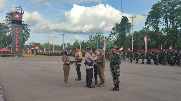 Wakapolda Papua Brigjen Petrus Patrige Rudolf saat pemberian Pin Emas Kapolri di lapangan upacara Batalyon B Satbrimobda Papua, Timika