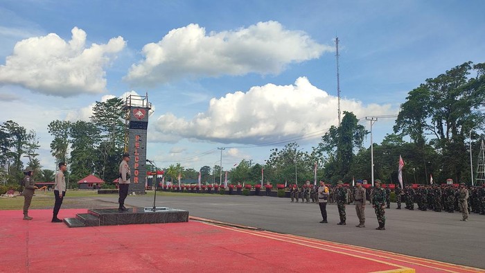 Wakapolda Papua Brigjen Petrus Patrige Rudolf saat pemberian Pin Emas Kapolri di lapangan upacara Batalyon B Satbrimobda Papua, Timika