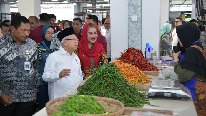 Wakil Presiden Indonesia, Maruf Amin melakukan pantauan ke Pasar Johar Semarang, Kamis (28/12/2023).