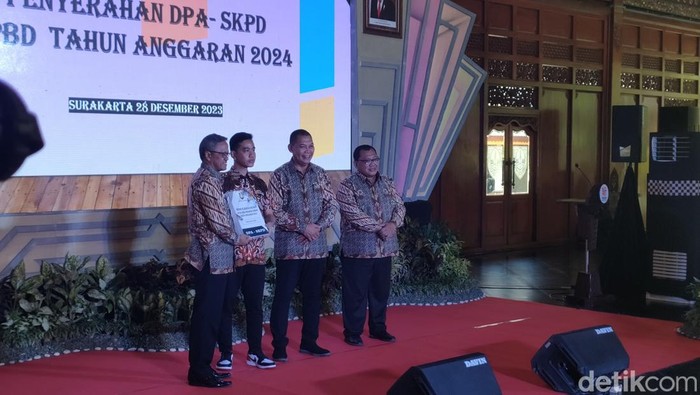 Wali Kota Solo Gibran Rakabuming Raka membagikan DPA SKPD ke OPD Solo, Kamis (28/12/2023).