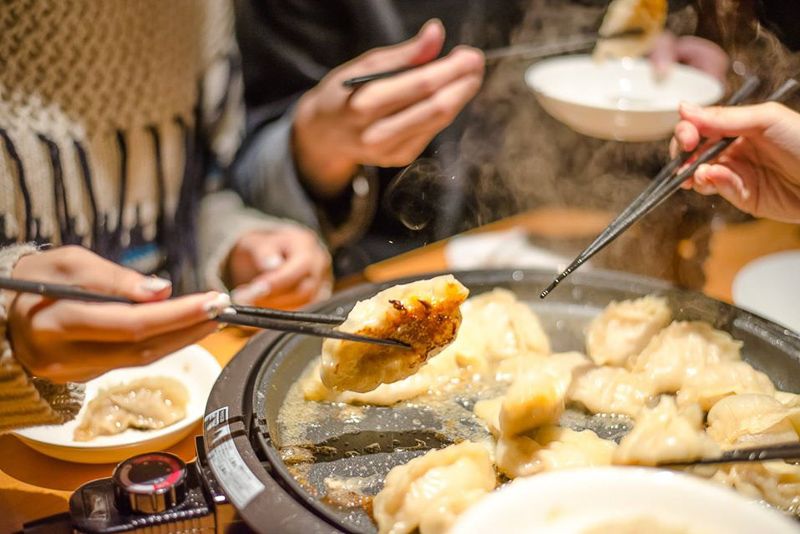 Wanita Bisa Makan Gratis di Restoran Ini Asal Mau Ikut Kencan Kilat
