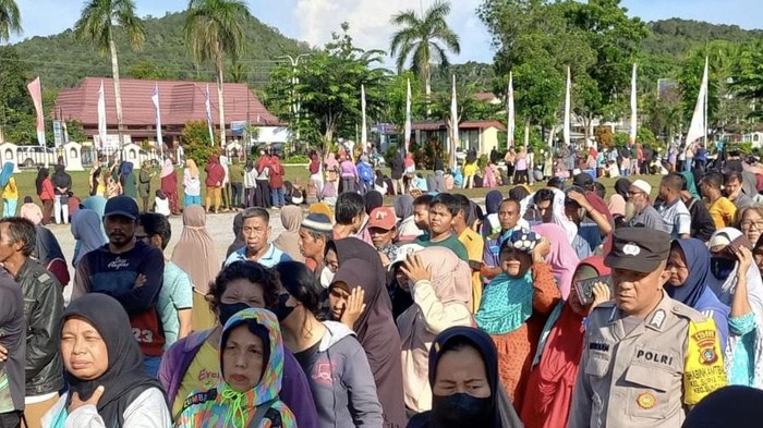 Warga antre beli sembako murah di halaman kantor Bupati Bangka.