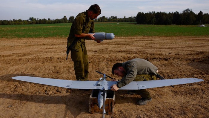Wujud Drone Mata-mata Israel Buat Intai Wilayah Gaza Israeli military tactical drone operators prepare a drone near the Gaza border, amid the ongoing conflict between Israel and the Palestinian Islamist group Hamas, in southern Israel, December 20, 2023. REUTERS/Clodagh Kilcoyne