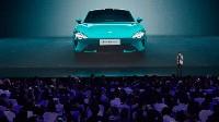 Kendaraan tersebut merupakan sedan sporty dengan sentuhan futuristis di sejumlah bagian. Sepintas, tampilan Xiaomi SU7 seperti perpaduan antara Porsche Taycan Turbo dengan Tesla Model 3 dan S. Foto: Doc. Xiaomi.