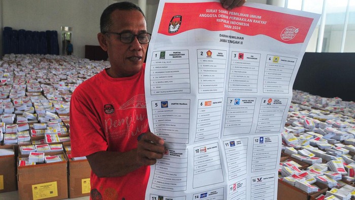 Petugas mengamankan surat suara pemilu yang rusak di tempat penyortiran, Kudus, Jawa Tengah, Jumat (29/12/2023). Berdasarkan hasil penyortiran dan penghitungan jenis logistik surat suara DPR Jateng II, KPU Kabupaten Kudus menemukan sebanyak 4.222 lembar surat suara masuk kategori rusak dengan kondisi robek dan sebanyak 651.694 lembar dengan kondisi baik sementara jumlah kekurangan surat jenis itu mencapai 4.971 lembar. ANTARA FOTO/Yusuf Nugroho/aww.