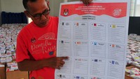Petugas mengamankan surat suara pemilu yang rusak di tempat penyortiran, Kudus, Jawa Tengah, Jumat (29/12/2023).