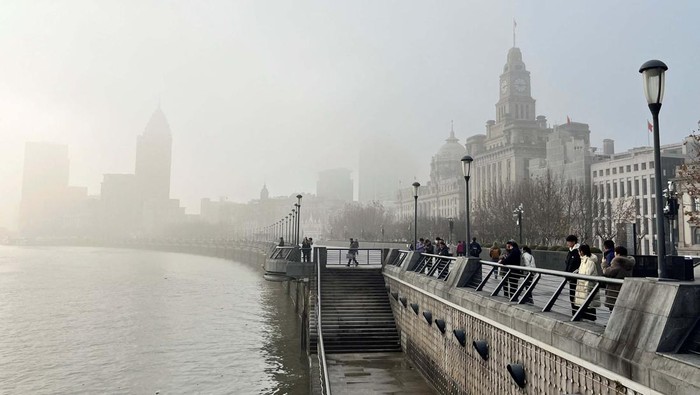 Akhir Tahun, Kota Shanghai Diselimuti Kabut Tebal The Oriental Pearl Tower and other buildings in Lujiazui financial district across the Huangpu river are seen shrouded in fog amid a red alert for heavy fog in Shanghai, China December 29, 2023. REUTERS/Xihao Jiang