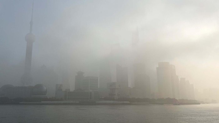 The Oriental Pearl Tower and other buildings in Lujiazui financial district across the Huangpu river are seen shrouded in fog amid a red alert for heavy fog in Shanghai, China December 29, 2023. REUTERS/Xihao Jiang