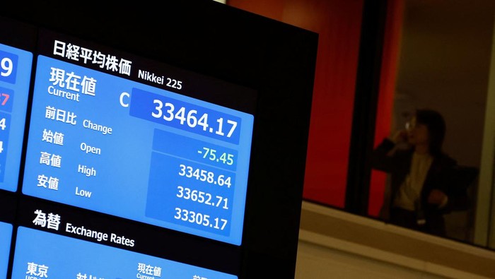 Akhir Tahun, Tokyo Stock Exchange Ditutup Buku A closing price of Nikkei index on a stock quotation board is pictured after a ceremony marking the end of trading in 2023 at the Tokyo Stock Exchange (TSE) in Tokyo, Japan December 29, 2023. REUTERS/Kim Kyung-Hoon
