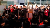 Para peserta bertepuk tangan saat upacara menandai berakhirnya perdagangan pada tahun 2023 di Tokyo Stock Exchange (TSE) di Tokyo, Jepang 29 Desember 2023.