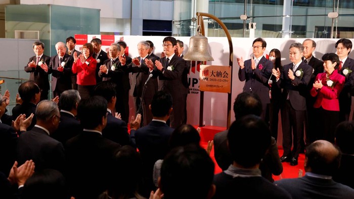A closing price of Nikkei index on a stock quotation board is pictured after a ceremony marking the end of trading in 2023 at the Tokyo Stock Exchange (TSE) in Tokyo, Japan December 29,  2023. REUTERS/Kim Kyung-Hoon