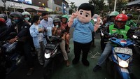 Para relawan membagikan susu gratis kepada pengendara yang melintas di kawasan Sarinah.
