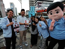 Aksi Relawan Prabowo-Gibran Bagikan Susu Gratis di Kawasan Sarinah