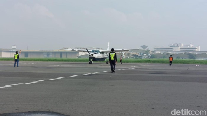 Aktivitas penerbangan di Bandara Husein Sastranegara.