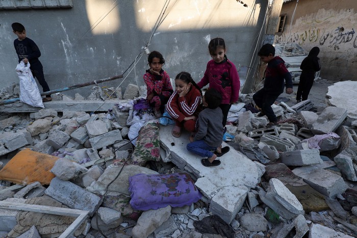 Palestinian children inspect the site of an Israeli strike on a house, amid the ongoing conflict between Israel and Hamas, in Rafah, in the southern Gaza Strip December 29, 2023. REUTERS/Ibraheem Abu Mustafa