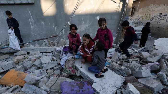 Palestinian children inspect the site of an Israeli strike on a house, amid the ongoing conflict between Israel and Hamas, in Rafah, in the southern Gaza Strip December 29, 2023. REUTERS/Ibraheem Abu Mustafa