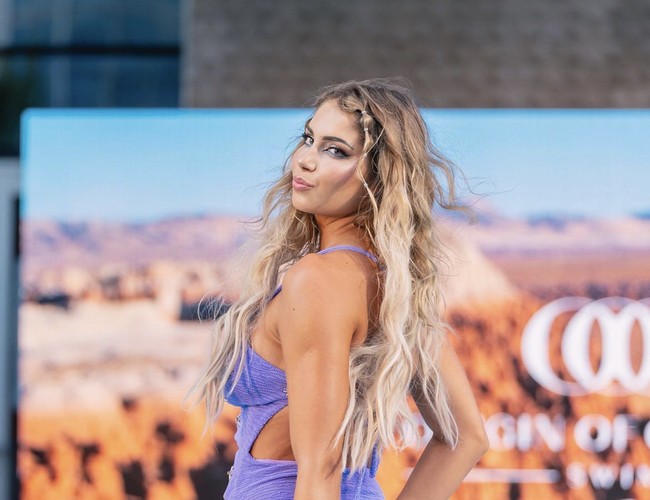 Di banyak kesempatan, wanita 20 tahun itu juga menjadi model fashion show. Dia tampil di New York Swim Week.  Foto: Dok. Instagram/@dragoi_andreea