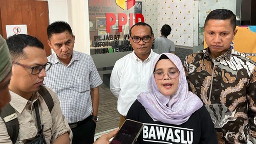 Anggota Bawaslu RI Lolly Suhenti (berkerudung) di Kantor Bawaslu NTB, pada Jumat (29/12/2023).