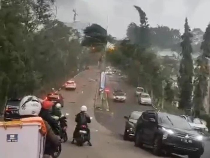 Angin puting beliung terjang Bandung.