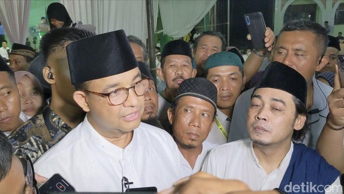 Anies Baswedan usai mengikuti istigasah kubra kiai kampung dan santri di Pondok Pesantren Darul Muttaqin Jatiprahu.