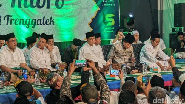 Anies Baswedan usai mengikuti istigasah kubra kiai kampung dan santri di Pondok Pesantren Darul Muttaqin Jatiprahu.