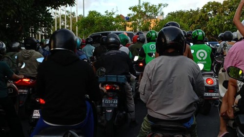 Antrean kendaraan di simpang Jimbaran-Nusa Dua, Kuta Selatan, Badung, Bali, Jumat sore (29/12/2023). (Foto: Istimewa)