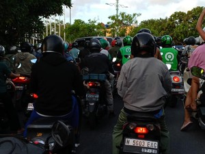 Macet Parah! Kendaraan Menuju Bandara Ngurah Rai-Tol Bali Mandara Tersendat