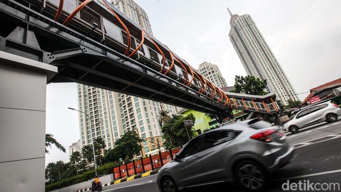 JPO Kebayoran Lama, Jakarta Selatan sudah dibuka untuk umum. JPO cantik ini dibangun menggunakan APBD DKI Jakarta.