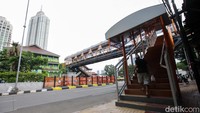 Jembatan ini menghubungkan kawasan perkampungan sekitar dengan Halte Koridor 8 TransJakarta.  