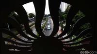 JPO ini dibangun menggunakan APBD DKI Jakarta.