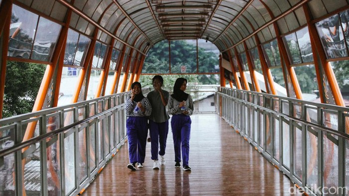 JPO Kebayoran Lama, Jakarta Selatan sudah dibuka untuk umum. JPO cantik ini dibangun menggunakan APBD DKI Jakarta.