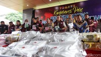 Irjen Asep dkk memamerkan barang bukti yang disita, antara lain sabu sebanyak 1,896 ton, ekstasi sebanyak 706.712 butir, ganja sebanyak 815,35 Kg, kokain sebanyak 2 Kg, tembakau gorilla sebanyak 115,3 Kg, heroin 1 gram, ketamin 22,7 Kg, dan obat keras 3.112.204 butir.  