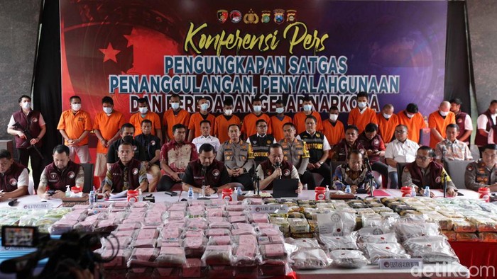 Kasatgas Penanggulangan Penyalahgunaan dan Peredaran Gelap Narkoba, Irjen Asep Edi Suheri memaparkan capaian satgas dalam konferensi pers di Mabes Polri, Kebayoran Baru, Jakarta Selatan, Jumat (29/12/2023).