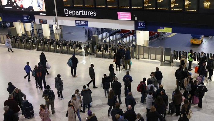 Badai Gerrit Sapu Inggris Raya, Begini Dampaknya Travellers wait for trains at Waterloo station after Storm Gerrit caused delays and cancellations to rail services in London, Britain, December 27, 2023. REUTERS/Hollie Adams