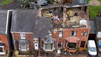 Sebuah rumah di Stalybridge, Inggris, rusak setelah disapu Badai Gerrit, Kamis (28/12/2023).