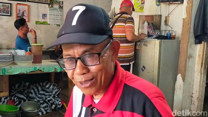 Bah Udin, pemilik Warung Kejo di Sukabumi.