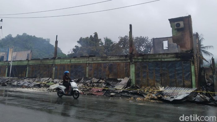 Bangunan hingga rumah dinas dibakar massa pengantar jenazah Lukas Enembe di Jayapura, Papua.
