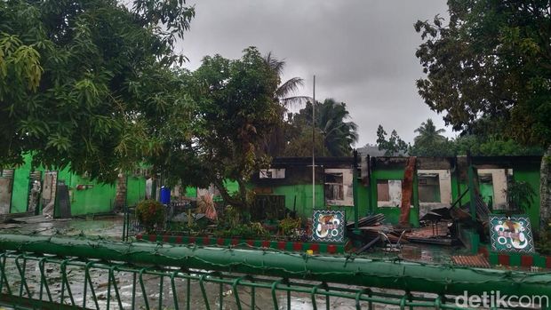 Bangunan hingga rumah dinas dibakar massa pengantar jenazah Lukas Enembe di Jayapura, Papua.