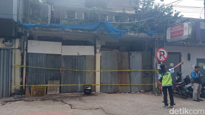 Bangunan ruko dua lantai di kawasan Surya Kencana Jl Rangga Gading, Kota Bogor ambruk.