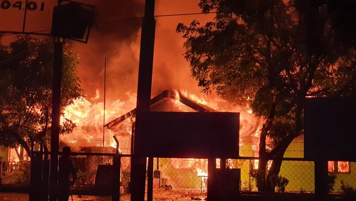 Beberapa bangunan di Waena, Jayapura dibakar saat sejumlah orang mengantar jenazah mantan Gubernur Papua Lukas Enembe. Begini kronologinya. (dok Polda Papua)