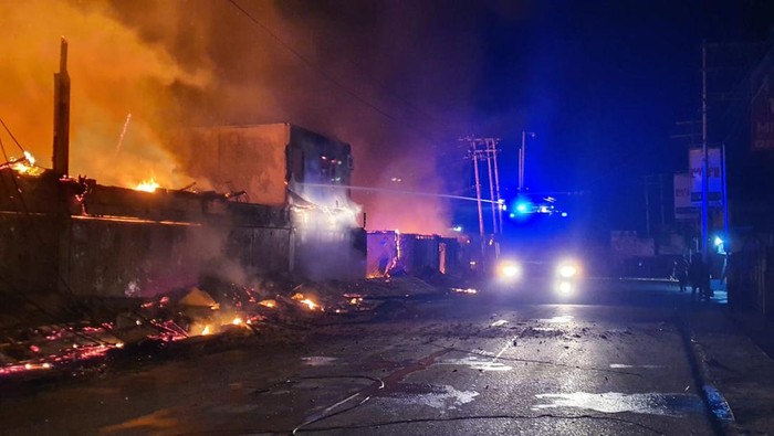 Beberapa bangunan di Waena, Jayapura dibakar saat sejumlah orang mengantar jenazah mantan Gubernur Papua Lukas Enembe. Begini kronologinya. (dok Polda Papua)