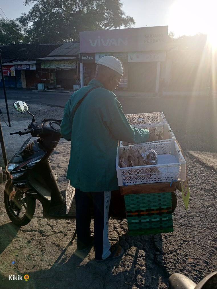 Bikin Iba! Kakek Ini Jualan Nasi Bungkus Keliling Harganya Hanya Rp 1.500