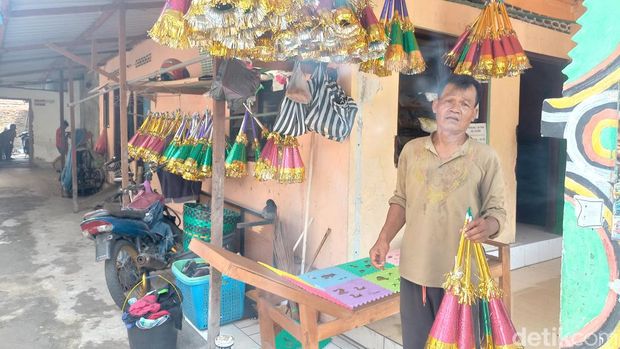 ajiman warga Desa Cemani, Kecamatan Grogol, Kabupaten Sukoharjo, saat menunjukan terompet buatannya, Jumat (29/12/2023).