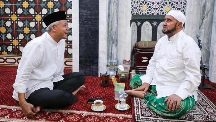 Capres nomor urut 3, Ganjar Pranowo berkunjung ke kediaman Habib Syech di Solo, Jumat (29/12/2023).
