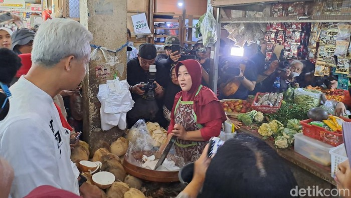 Capres nomor urut 3, Ganjar Pranowo saat blusukan di Pasar Kota Wonogiri, Jumat (29/12/2023).