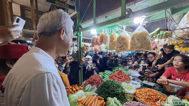 Capres nomor urut 3, Ganjar Pranowo saat blusukan di Pasar Kota Wonogiri, Jumat (29/12/2023).